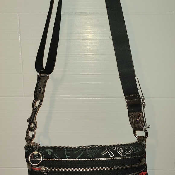 Coach Poppy Graffiti CrossBody has fraying on the loop of the clasp - Picture 7 of 7